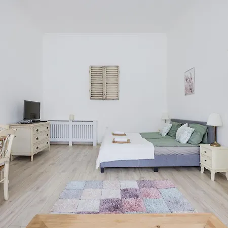 A Touch Of Provence And Pastels In The Centre شقة