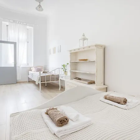 Apartment A Touch Of Provence And Pastels In The Centre