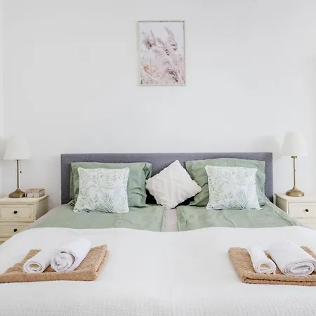 A Touch Of Provence And Pastels In The Centre Apartment *
