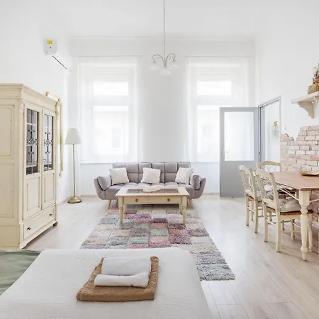 Apartment A Touch Of Provence And Pastels In The Centre *