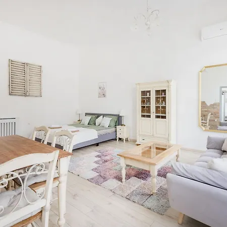 A Touch Of Provence And Pastels In The Centre Apartment Budapest