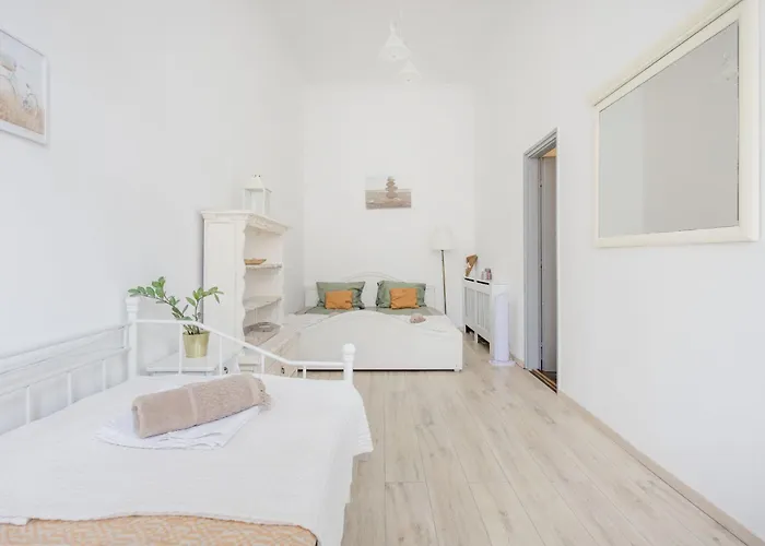 A Touch Of Provence And Pastels In The Centre * בודפשט