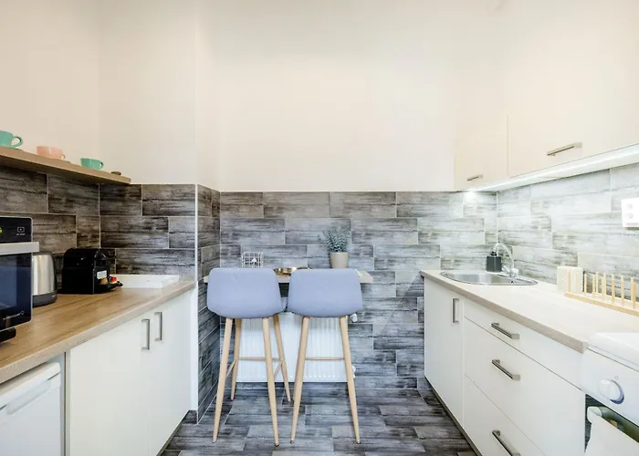 A Touch Of Provence And Pastels In The Centre דירה