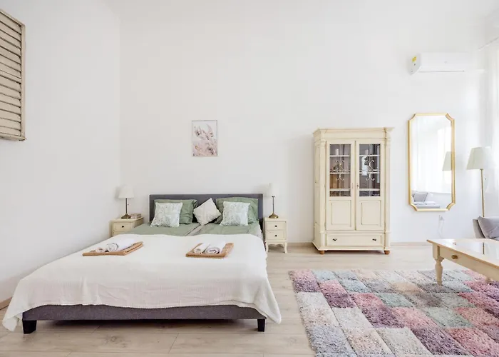 A Touch Of Provence And Pastels In The Centre בודפשט