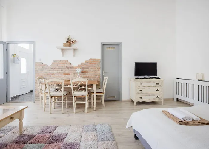 A Touch Of Provence And Pastels In The Centre דירה בודפשט